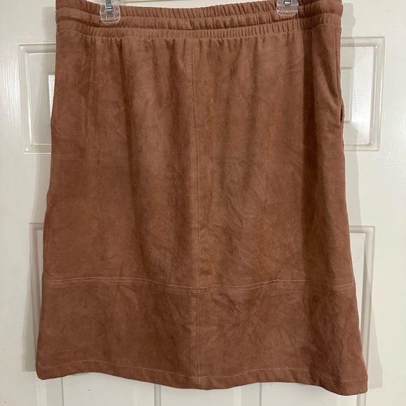 Liz Claiborne Skirt. Large. Normal wear. Very clean. Smoke free. - Picture 3 of 6